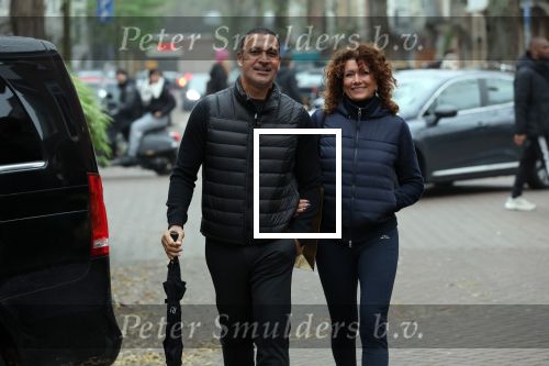 Amsterdam 4 december 2021
Ruud Gullit en zijn vriendin Karin de Rooij in Amsterdam zuid
