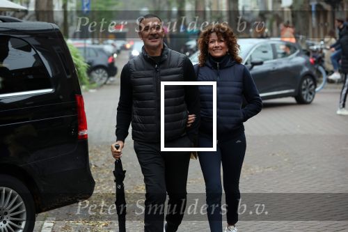 Amsterdam 4 december 2021
Ruud Gullit en zijn vriendin Karin de Rooij in Amsterdam zuid