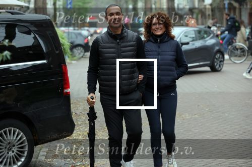 Amsterdam 4 december 2021
Ruud Gullit en zijn vriendin Karin de Rooij in Amsterdam zuid