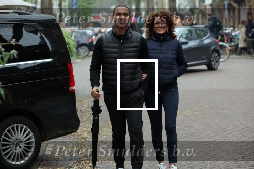 Amsterdam 4 december 2021
Ruud Gullit en zijn vriendin Karin de Rooij in Amsterdam zuid