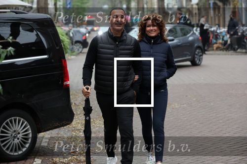 Amsterdam 4 december 2021
Ruud Gullit en zijn vriendin Karin de Rooij in Amsterdam zuid
