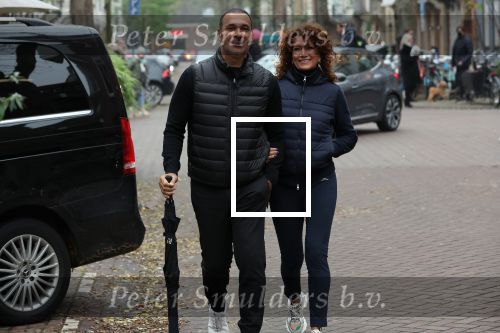 Amsterdam 4 december 2021
Ruud Gullit en zijn vriendin Karin de Rooij in Amsterdam zuid