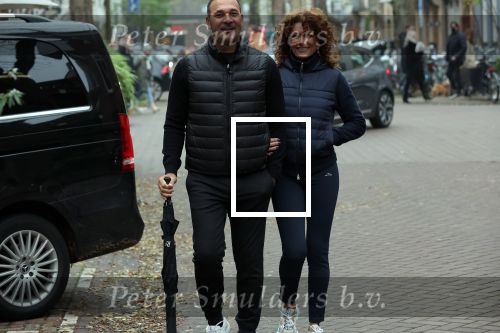 Amsterdam 4 december 2021
Ruud Gullit en zijn vriendin Karin de Rooij in Amsterdam zuid