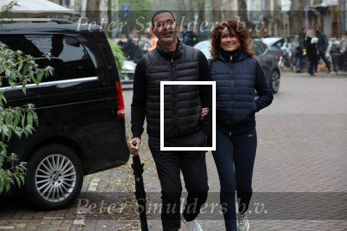 Amsterdam 4 december 2021
Ruud Gullit en zijn vriendin Karin de Rooij in Amsterdam zuid