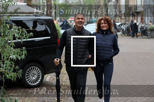 Amsterdam 4 december 2021
Ruud Gullit en zijn vriendin Karin de Rooij in Amsterdam zuid