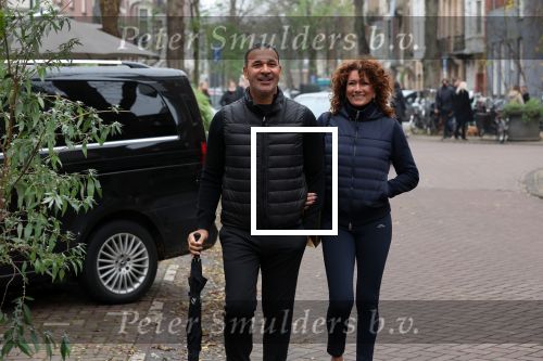 Amsterdam 4 december 2021
Ruud Gullit en zijn vriendin Karin de Rooij in Amsterdam zuid