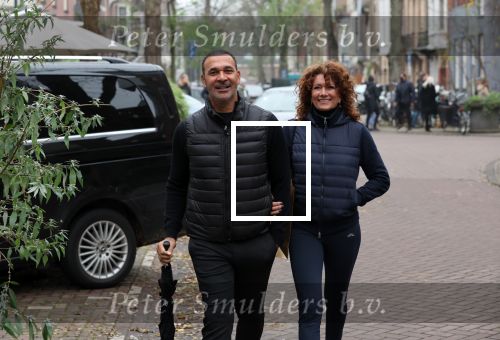 Amsterdam 4 december 2021
Ruud Gullit en zijn vriendin Karin de Rooij in Amsterdam zuid