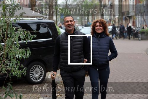 Amsterdam 4 december 2021
Ruud Gullit en zijn vriendin Karin de Rooij in Amsterdam zuid