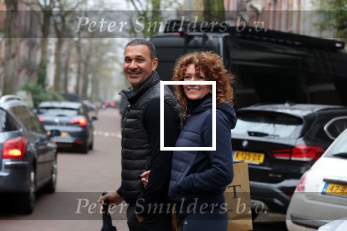 Amsterdam 4 december 2021
Ruud Gullit en zijn vriendin Karin de Rooij in Amsterdam zuid
