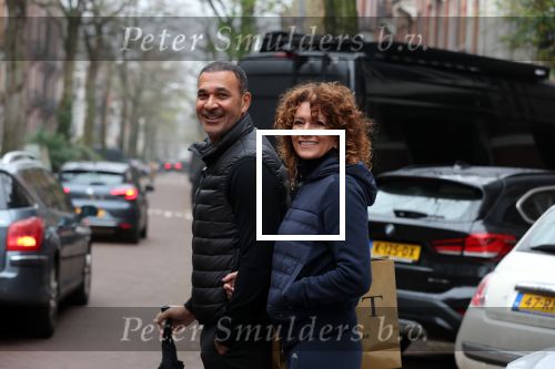 Amsterdam 4 december 2021
Ruud Gullit en zijn vriendin Karin de Rooij in Amsterdam zuid