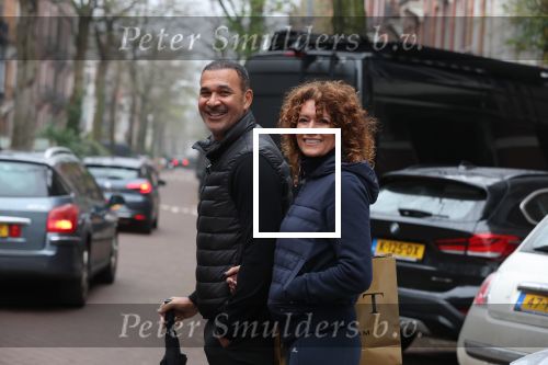 Amsterdam 4 december 2021
Ruud Gullit en zijn vriendin Karin de Rooij in Amsterdam zuid