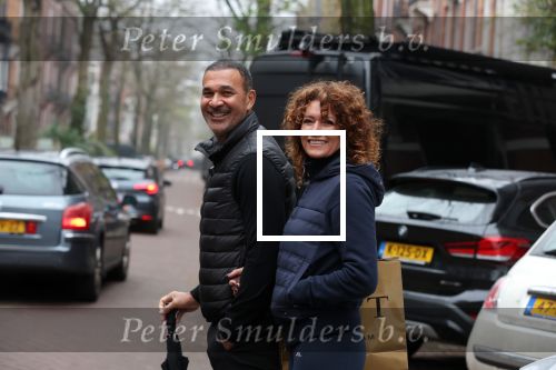 Amsterdam 4 december 2021
Ruud Gullit en zijn vriendin Karin de Rooij in Amsterdam zuid