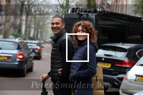 Amsterdam 4 december 2021
Ruud Gullit en zijn vriendin Karin de Rooij in Amsterdam zuid