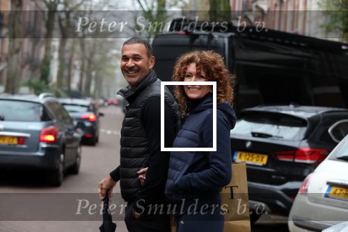 Amsterdam 4 december 2021
Ruud Gullit en zijn vriendin Karin de Rooij in Amsterdam zuid