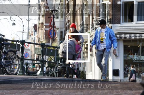 Amsterdam 3 januari 2021
Sander lantinga en zijn vrouw Tessel v d Lugt voor het eerst wandelen met hun dochtertje Lexi . Ook hun andere dochter Cato is erbij.