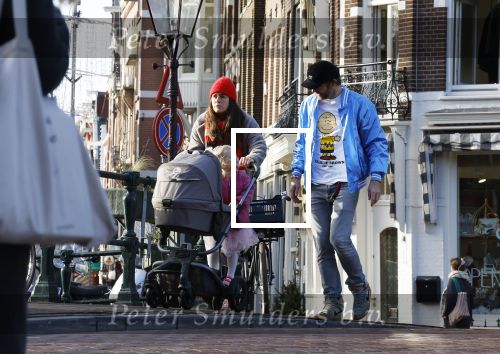 Amsterdam 3 januari 2021
Sander lantinga en zijn vrouw Tessel v d Lugt voor het eerst wandelen met hun dochtertje Lexi . Ook hun andere dochter Cato is erbij.