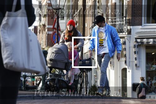 Amsterdam 3 januari 2021
Sander lantinga en zijn vrouw Tessel v d Lugt voor het eerst wandelen met hun dochtertje Lexi . Ook hun andere dochter Cato is erbij.