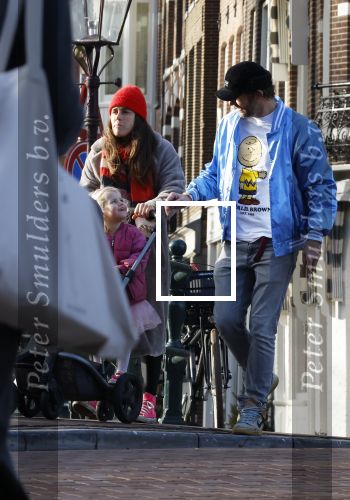 Amsterdam 3 januari 2021
Sander lantinga en zijn vrouw Tessel v d Lugt voor het eerst wandelen met hun dochtertje Lexi . Ook hun andere dochter Cato is erbij.