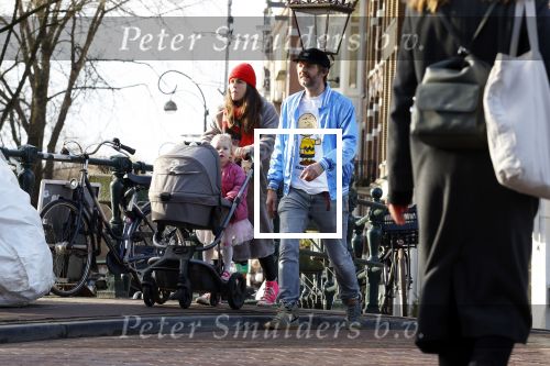 Amsterdam 3 januari 2021
Sander lantinga en zijn vrouw Tessel v d Lugt voor het eerst wandelen met hun dochtertje Lexi . Ook hun andere dochter Cato is erbij.