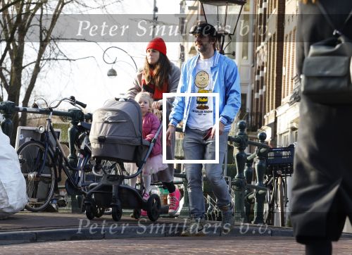 Amsterdam 3 januari 2021
Sander lantinga en zijn vrouw Tessel v d Lugt voor het eerst wandelen met hun dochtertje Lexi . Ook hun andere dochter Cato is erbij.