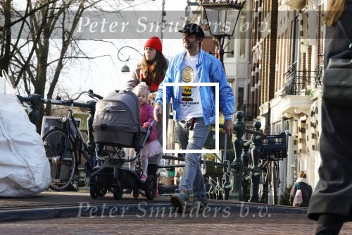 Amsterdam 3 januari 2021
Sander lantinga en zijn vrouw Tessel v d Lugt voor het eerst wandelen met hun dochtertje Lexi . Ook hun andere dochter Cato is erbij.
