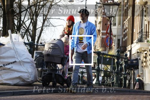 Amsterdam 3 januari 2021
Sander lantinga en zijn vrouw Tessel v d Lugt voor het eerst wandelen met hun dochtertje Lexi . Ook hun andere dochter Cato is erbij.