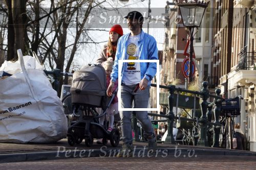 Amsterdam 3 januari 2021
Sander lantinga en zijn vrouw Tessel v d Lugt voor het eerst wandelen met hun dochtertje Lexi . Ook hun andere dochter Cato is erbij.