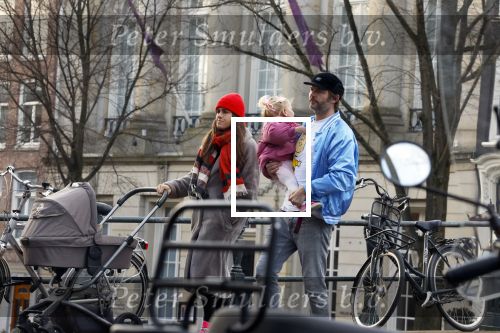 Amsterdam 3 januari 2021
Sander lantinga en zijn vrouw Tessel v d Lugt voor het eerst wandelen met hun dochtertje Lexi . Ook hun andere dochter Cato is erbij.