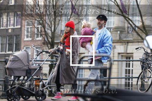 Amsterdam 3 januari 2021
Sander lantinga en zijn vrouw Tessel v d Lugt voor het eerst wandelen met hun dochtertje Lexi . Ook hun andere dochter Cato is erbij.