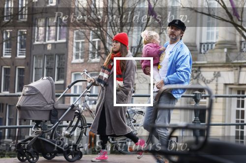 Amsterdam 3 januari 2021
Sander lantinga en zijn vrouw Tessel v d Lugt voor het eerst wandelen met hun dochtertje Lexi . Ook hun andere dochter Cato is erbij.