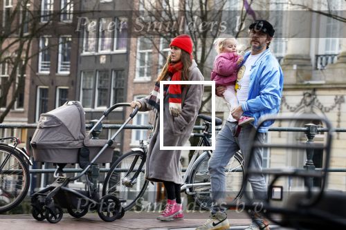 Amsterdam 3 januari 2021
Sander lantinga en zijn vrouw Tessel v d Lugt voor het eerst wandelen met hun dochtertje Lexi . Ook hun andere dochter Cato is erbij.