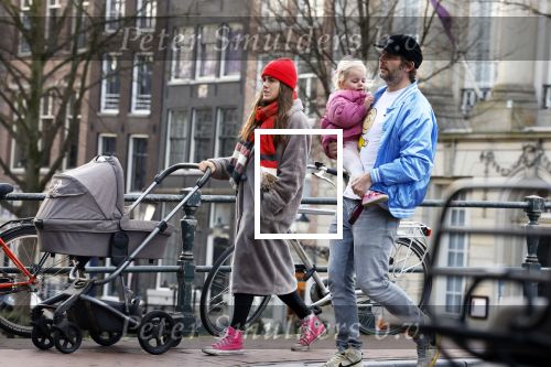 Amsterdam 3 januari 2021
Sander lantinga en zijn vrouw Tessel v d Lugt voor het eerst wandelen met hun dochtertje Lexi . Ook hun andere dochter Cato is erbij.