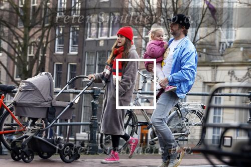 Amsterdam 3 januari 2021
Sander lantinga en zijn vrouw Tessel v d Lugt voor het eerst wandelen met hun dochtertje Lexi . Ook hun andere dochter Cato is erbij.