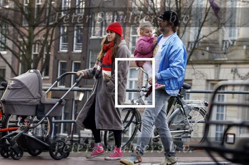 Amsterdam 3 januari 2021
Sander lantinga en zijn vrouw Tessel v d Lugt voor het eerst wandelen met hun dochtertje Lexi . Ook hun andere dochter Cato is erbij.
