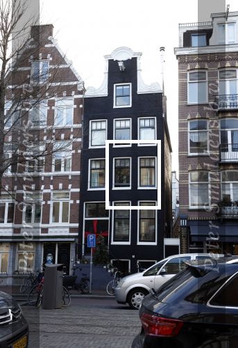 Amsterdam 3 januari 2021
Sander lantinga en zijn vrouw Tessel v d Lugt voor het eerst wandelen met hun dochtertje Lexi . Ook hun andere dochter Cato is erbij. Het huis van Sander.