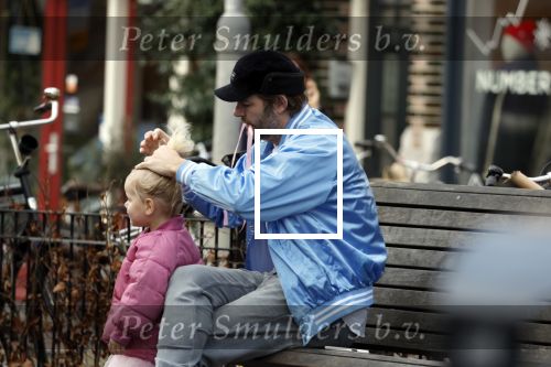 Amsterdam 3 januari 2021
Sander lantinga en zijn vrouw Tessel v d Lugt voor het eerst wandelen met hun dochtertje Lexi . Ook hun andere dochter Cato is erbij.