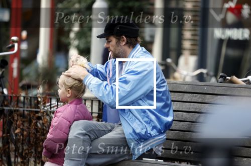 Amsterdam 3 januari 2021
Sander lantinga en zijn vrouw Tessel v d Lugt voor het eerst wandelen met hun dochtertje Lexi . Ook hun andere dochter Cato is erbij.