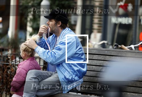 Amsterdam 3 januari 2021
Sander lantinga en zijn vrouw Tessel v d Lugt voor het eerst wandelen met hun dochtertje Lexi . Ook hun andere dochter Cato is erbij.