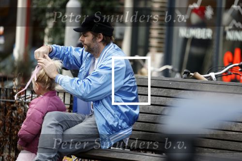 Amsterdam 3 januari 2021
Sander lantinga en zijn vrouw Tessel v d Lugt voor het eerst wandelen met hun dochtertje Lexi . Ook hun andere dochter Cato is erbij.