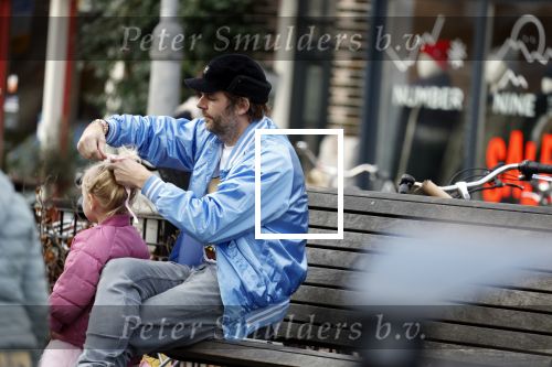 Amsterdam 3 januari 2021
Sander lantinga en zijn vrouw Tessel v d Lugt voor het eerst wandelen met hun dochtertje Lexi . Ook hun andere dochter Cato is erbij.