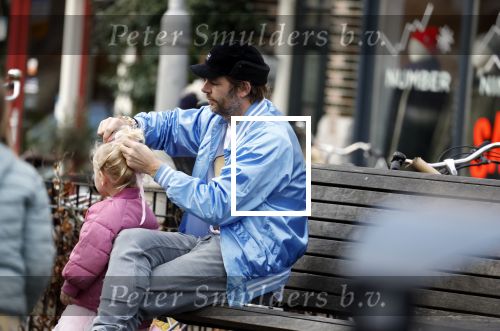 Amsterdam 3 januari 2021
Sander lantinga en zijn vrouw Tessel v d Lugt voor het eerst wandelen met hun dochtertje Lexi . Ook hun andere dochter Cato is erbij.