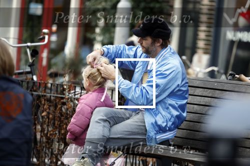 Amsterdam 3 januari 2021
Sander lantinga en zijn vrouw Tessel v d Lugt voor het eerst wandelen met hun dochtertje Lexi . Ook hun andere dochter Cato is erbij.