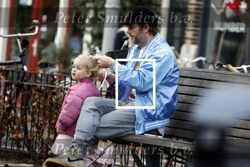 Amsterdam 3 januari 2021
Sander lantinga en zijn vrouw Tessel v d Lugt voor het eerst wandelen met hun dochtertje Lexi . Ook hun andere dochter Cato is erbij.