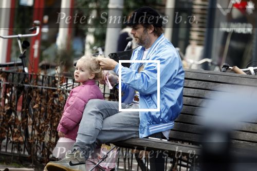 Amsterdam 3 januari 2021
Sander lantinga en zijn vrouw Tessel v d Lugt voor het eerst wandelen met hun dochtertje Lexi . Ook hun andere dochter Cato is erbij.