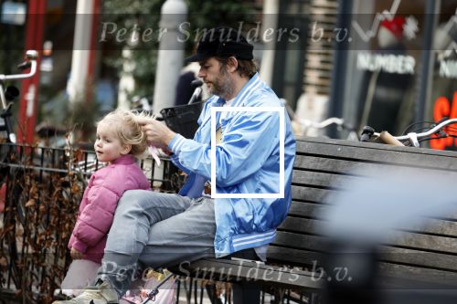 Amsterdam 3 januari 2021
Sander lantinga en zijn vrouw Tessel v d Lugt voor het eerst wandelen met hun dochtertje Lexi . Ook hun andere dochter Cato is erbij.