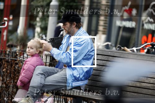 Amsterdam 3 januari 2021
Sander lantinga en zijn vrouw Tessel v d Lugt voor het eerst wandelen met hun dochtertje Lexi . Ook hun andere dochter Cato is erbij.