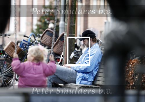 Amsterdam 3 januari 2021
Sander lantinga en zijn vrouw Tessel v d Lugt voor het eerst wandelen met hun dochtertje Lexi . Ook hun andere dochter Cato is erbij.