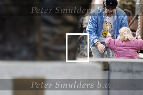 Amsterdam 3 januari 2021
Sander lantinga en zijn vrouw Tessel v d Lugt voor het eerst wandelen met hun dochtertje Lexi . Ook hun andere dochter Cato is erbij.
