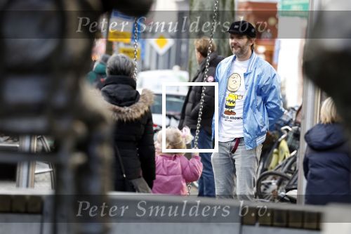 Amsterdam 3 januari 2021
Sander lantinga en zijn vrouw Tessel v d Lugt voor het eerst wandelen met hun dochtertje Lexi . Ook hun andere dochter Cato is erbij.