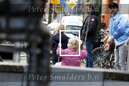 Amsterdam 3 januari 2021
Sander lantinga en zijn vrouw Tessel v d Lugt voor het eerst wandelen met hun dochtertje Lexi . Ook hun andere dochter Cato is erbij.
